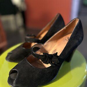 Perfect for Christmas!!! Gorgeous Sofft suede open toe heels